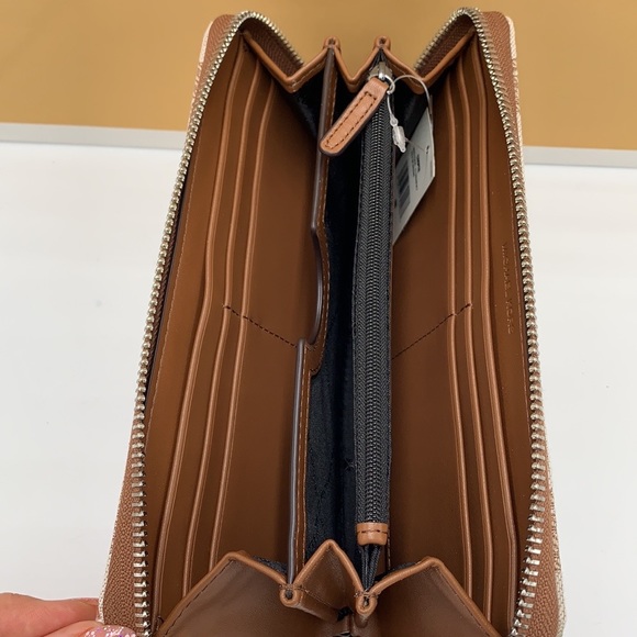 Michael Kors Men’s Women’s Cooper Tech Zip Around Continental Wallet
Light Cream - Picture 7 of 13